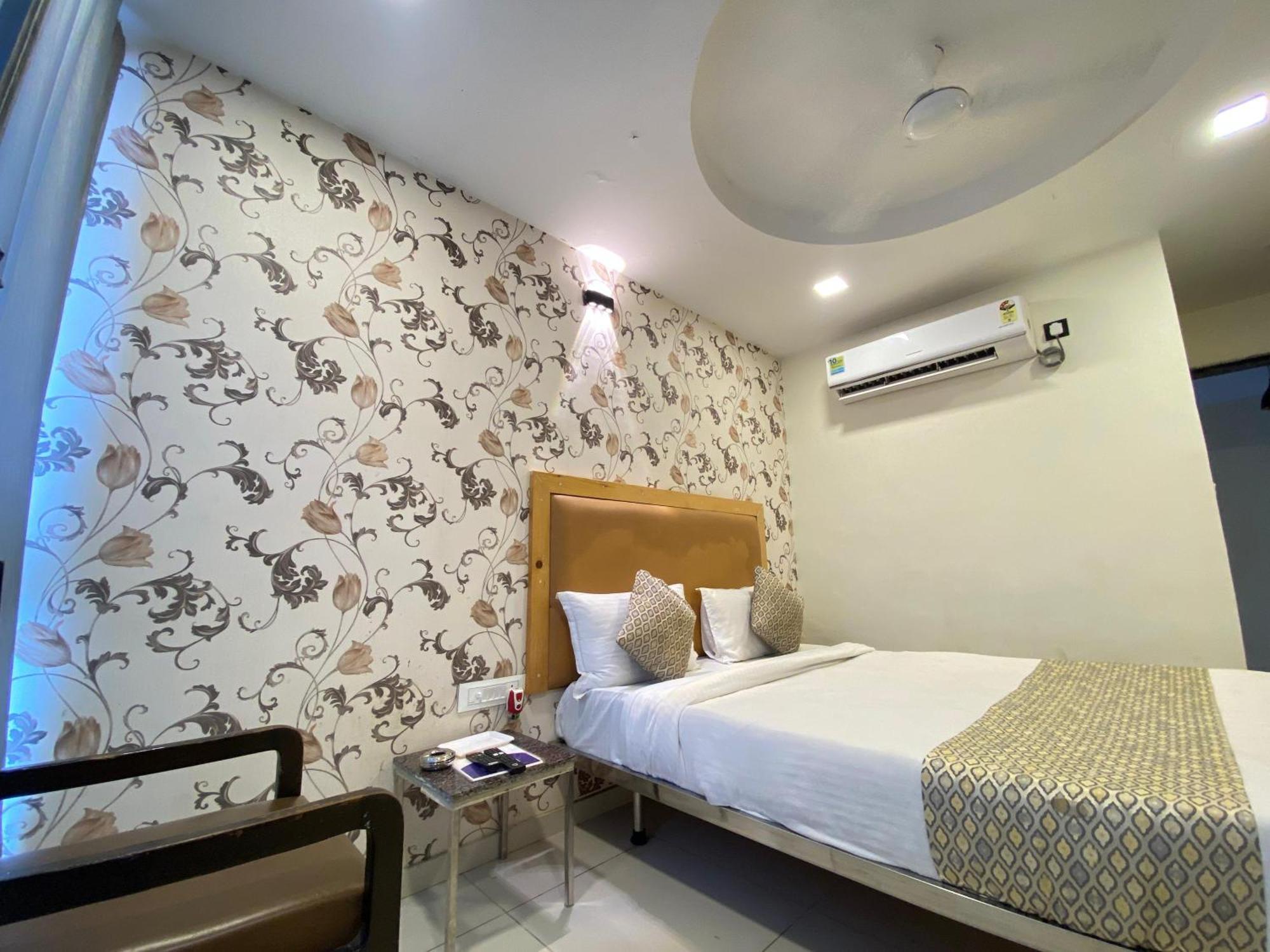Hotel Alexa By Abc Ahmedabad Bagian luar foto